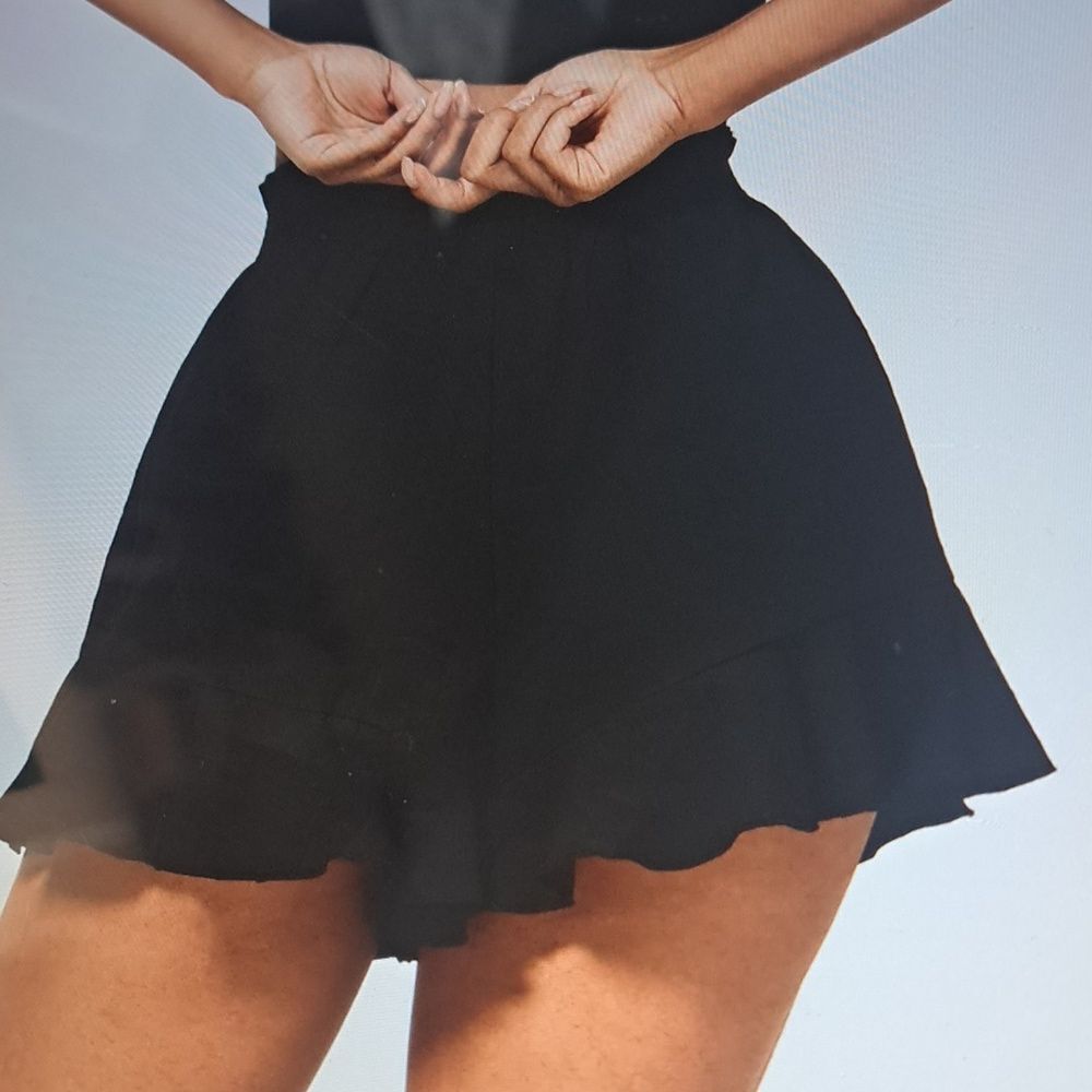SMALL.   HALARA HIGH WAISTED SHIRRED RUFFLE CASUAL LINEN-FEEL SHORTS - Picture 2 of 8